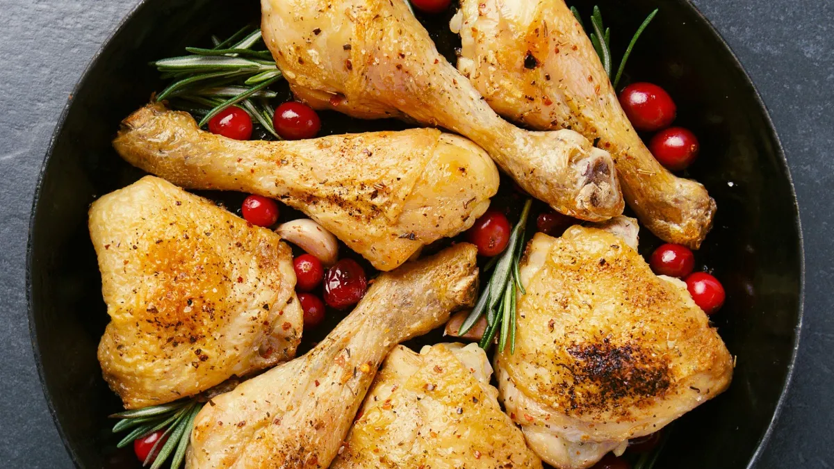 Без кастрюль и сковородок: этот рецепт сочной курицы в пакете — находка для занятых хозяек
