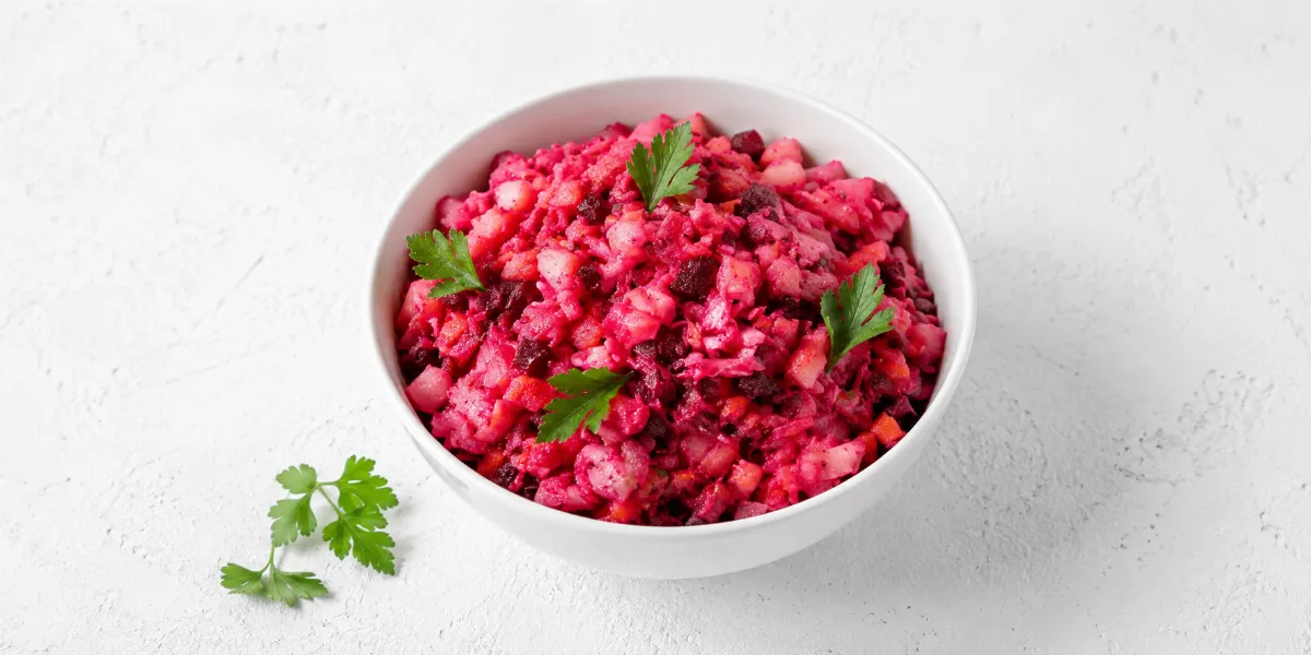 Встретились винегрет и селёдка под шубой: этот салат в 3 раза проще, а вкус — лучше обоих, с яркой заправкой