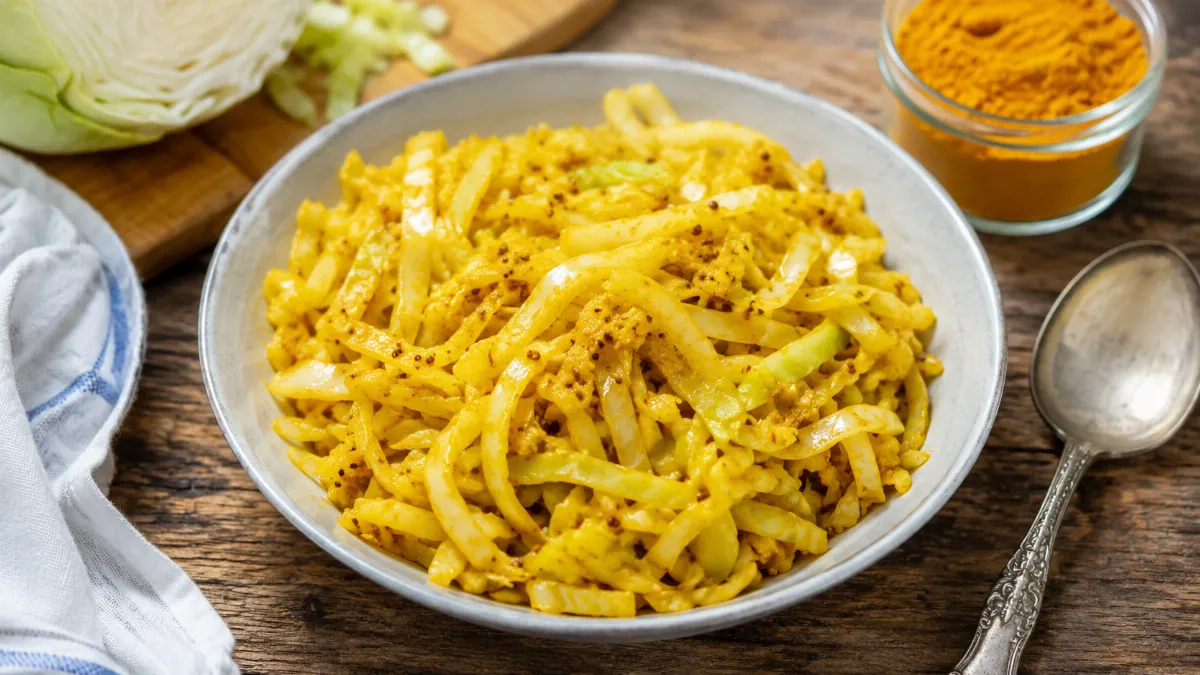 Яркий цвет, пряный аромат и аппетитный хруст: маринованная капуста с карри украсит вечер и станет хитом вашего застолья