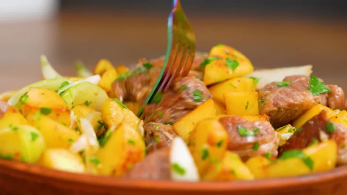 Мясо по этому рецепту получится в разы вкуснее шашлыка: готовится прямо на сковороде