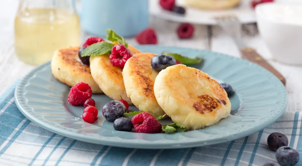 Ароматные, сладенькие, тают во рту: простые и вкусные сырники можно сделать даже в мультиварке