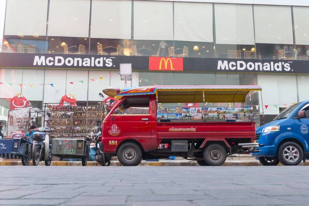 В Великобритании банда в балаклавах напала на McDonald's