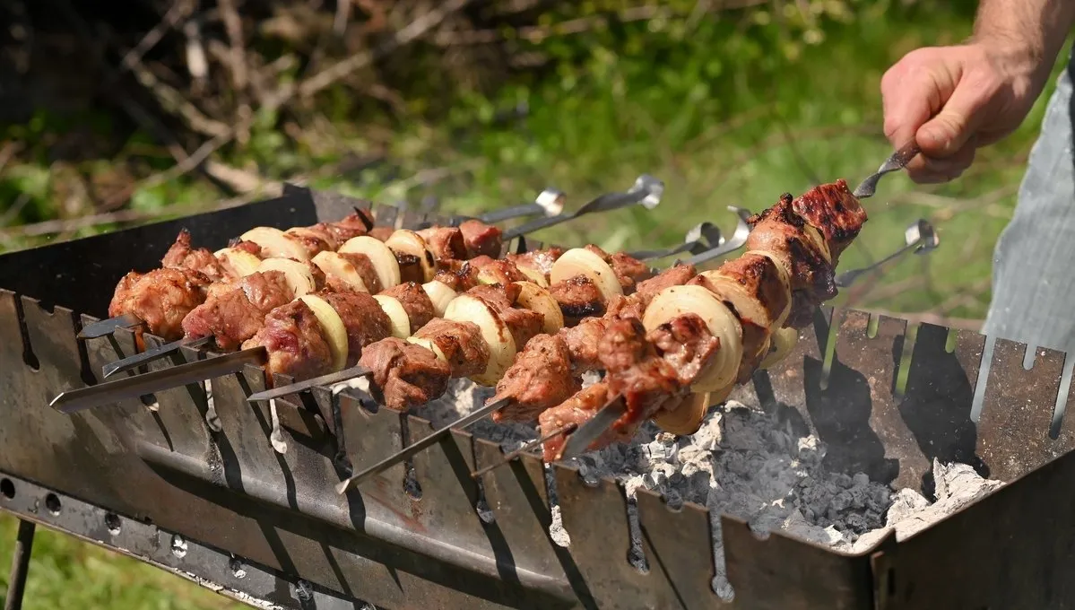 Сметут в одно мгновение: вкуснейший и безвредный маринад для шашлыка на майские