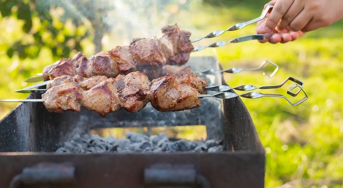Просто пальчики оближешь: как замариновать мясо для шашлыка всего за 15 минут