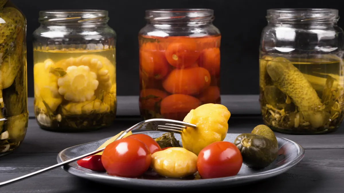 Если закрома ломятся от соленых помидоров: из остатков можно сделать вкуснятину 