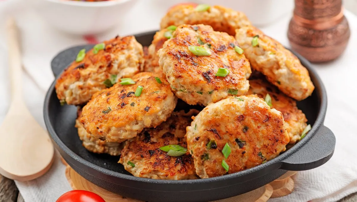 Станут максимально сочными и нежными: вот какой компонент хитрые кулинары добавляют в куриные котлеты