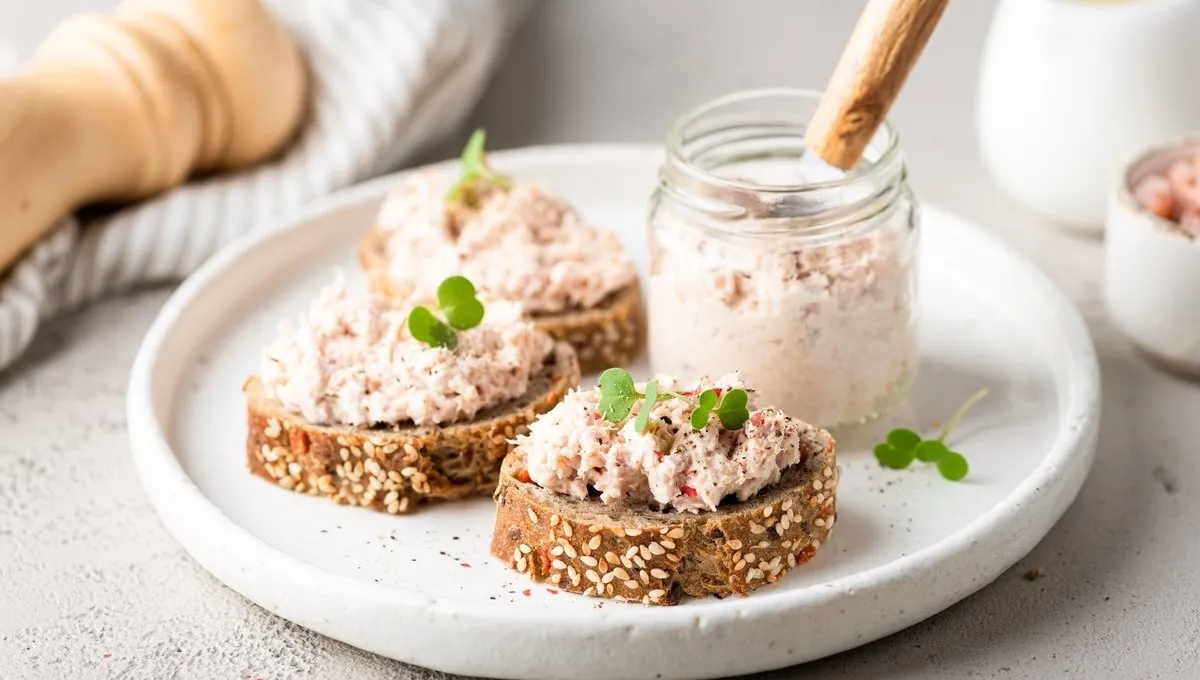 Все худеющие в восторге: вкуснейшая «намазка» на хлеб из трех ингредиентов готовится всего за пять минут