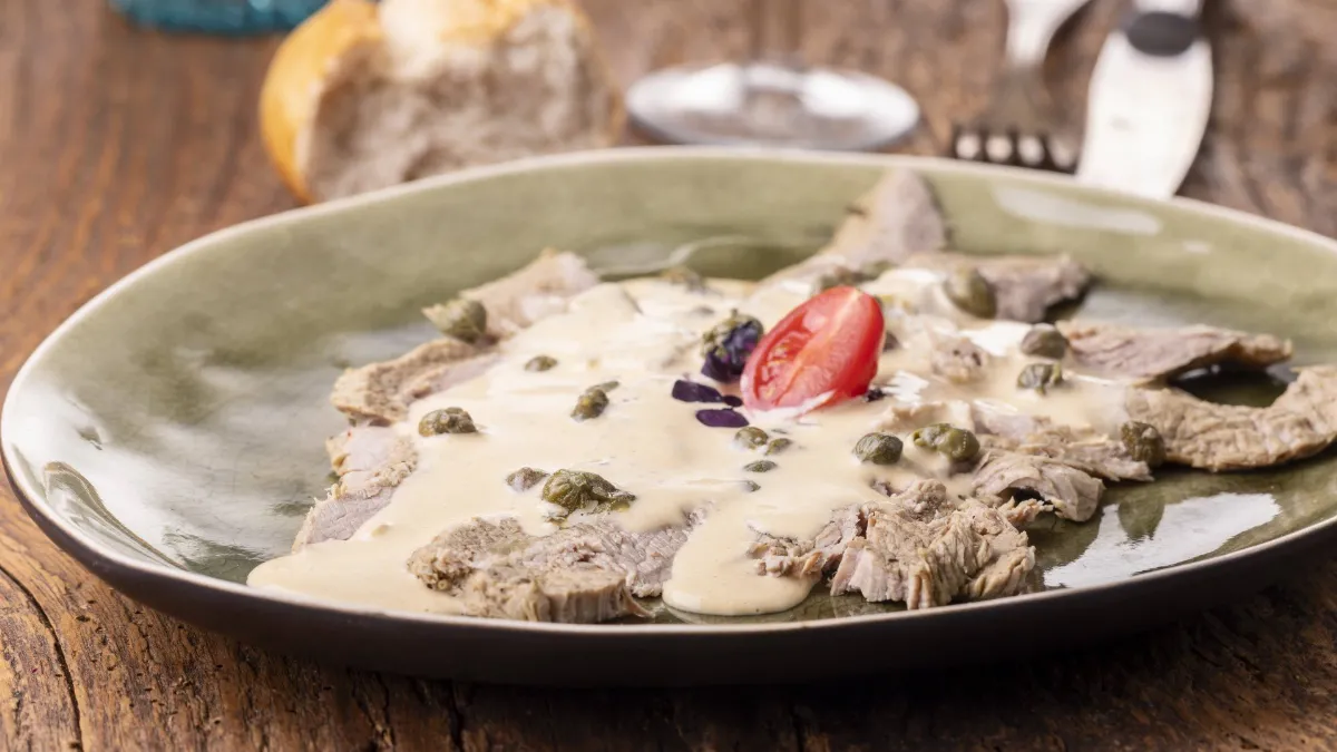 Эту итальянскую закуску из вареного мяса полюбите всей душой: все дело в соусе
