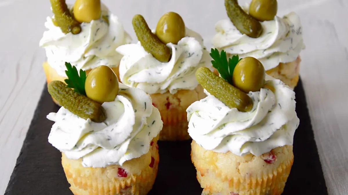 Несладкие капкейки с ветчиной и сыром — лучший подарок на 23 февраля: сытно и вкусно
