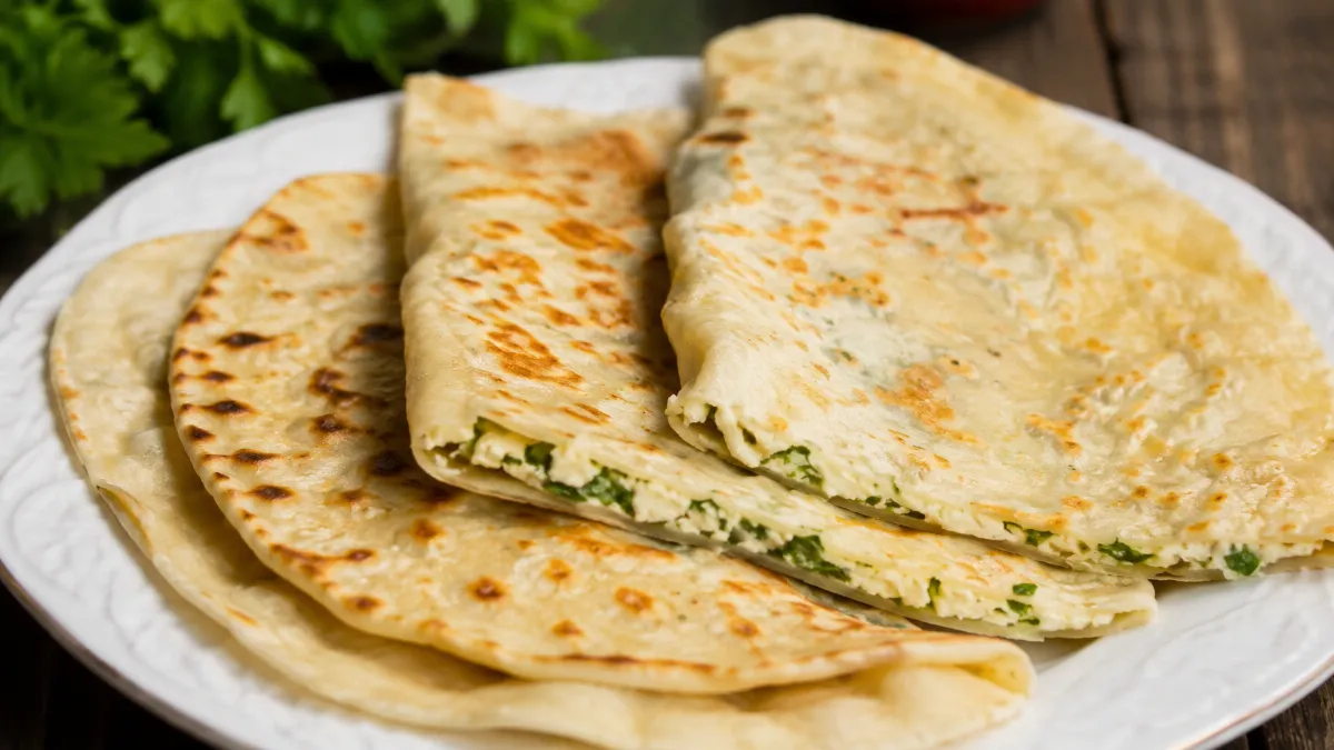 Откройте для себя кутабы: нежное тесто с начинкой из творога и свежей зелени. Ароматные, сочные и очень аппетитные
