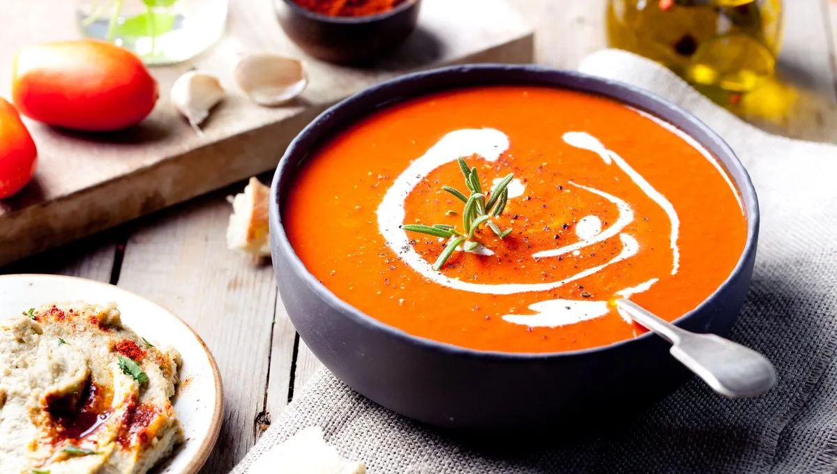 Сытный томатный суп «с секретиком»: вкуснейшее блюдо из свежих помидоров оценят даже гурманы