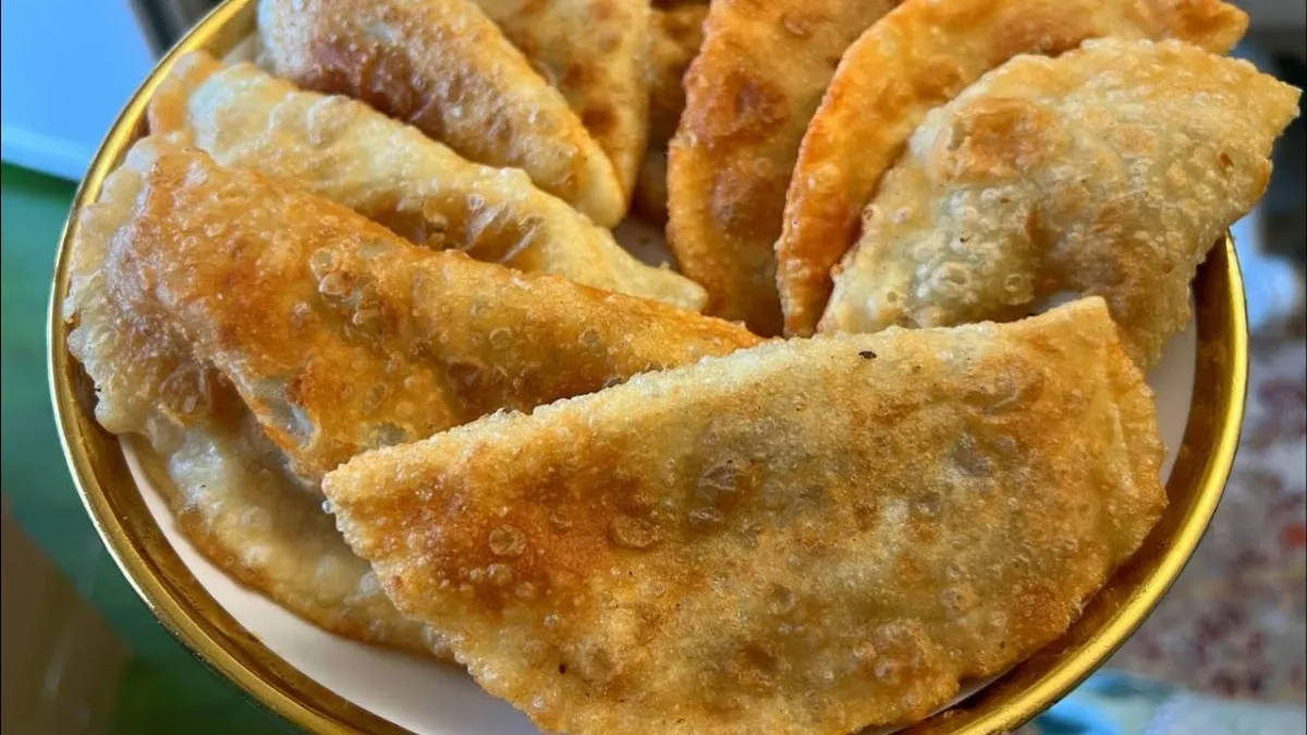 2 стакана и ложка масла — тесто для чебуреков вкуснее, чем в чебуречных: и хруст, и те самые пузырьки