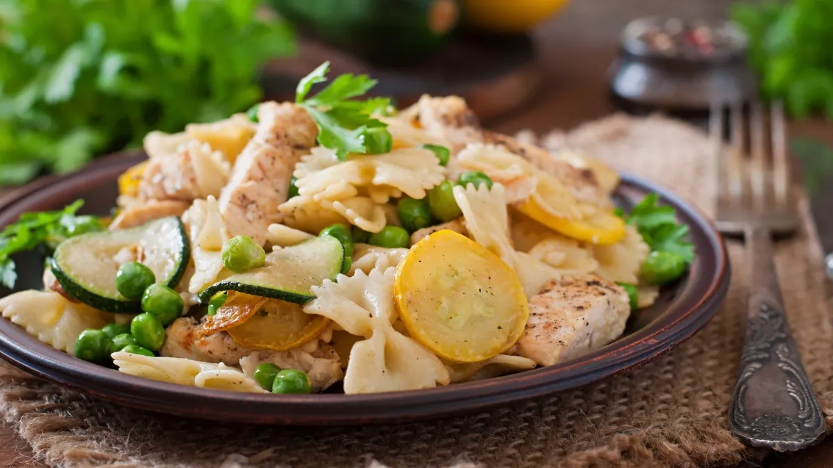 Этот салат обожают все мужчины: готовится из картошки и мяса