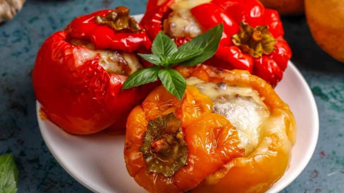 Эти фаршированные перцы готовятся за пять минут: вместо мяса нужен другой продукт