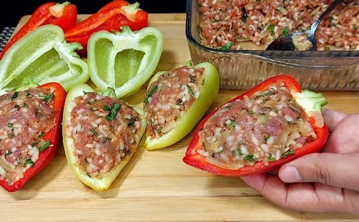 Начинка сочная и не вываливается: необычный рецепт фаршированных перцев раскрыл повар из Турции
