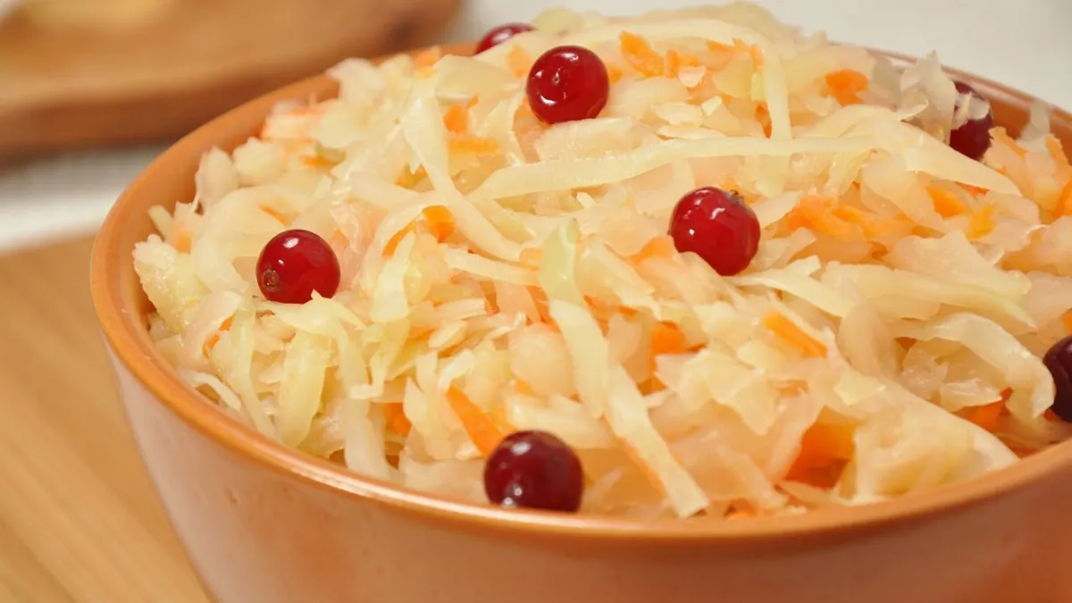 Кисло и вкусно: три неклассических блюда с квашеной капустой