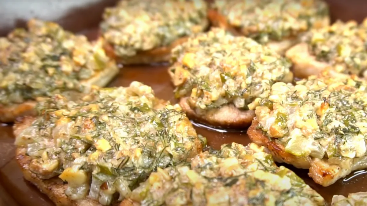 Мясо по-французски затмит филе по-барски: соус из огурцов сотворит волшебство