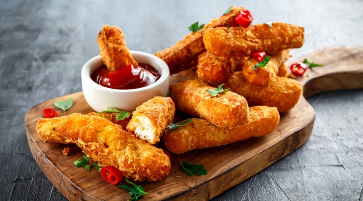 Уминают килограммами: эту аппетитную закуску с сыром и мукой оценит вся семья