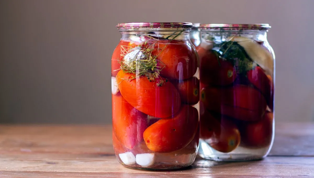 Сочные, вкусные, аппетитные: вот как приготовить идеальные квашеные помидоры за короткий срок
