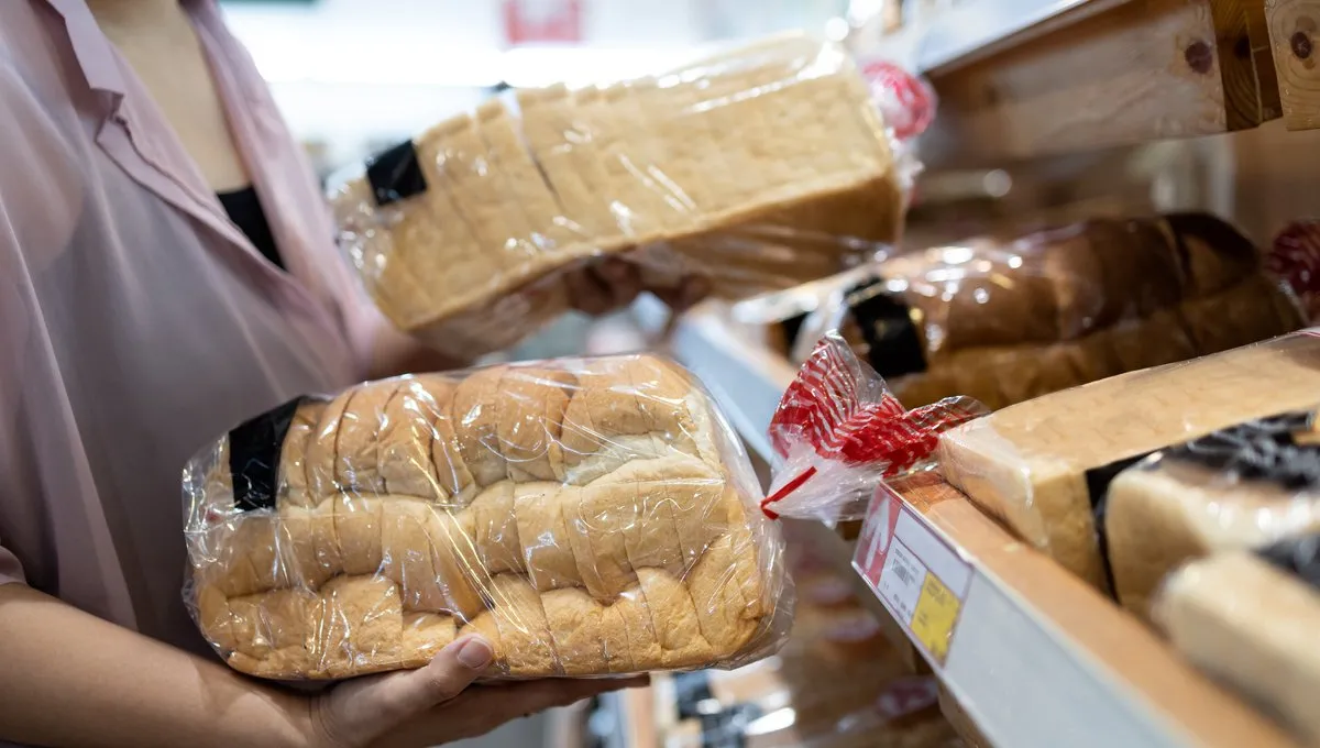 Грамотные хозяйки хранят хлеб хитрым способом: продукт останется свежим даже через неделю