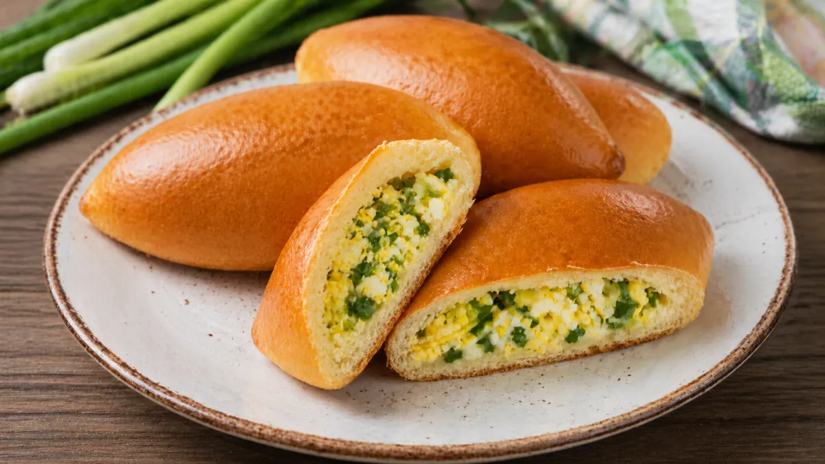 Теплые пирожки с луком и яйцом — радость для всей семьи. Быстрый рецепт: минимум хлопот, максимум удовольствия за чашкой чая