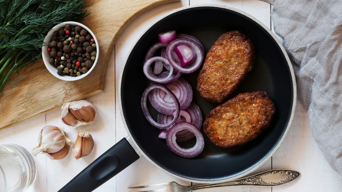 Не тратьте время на возню с котлетами: мясная запеканка готовится в разы проще