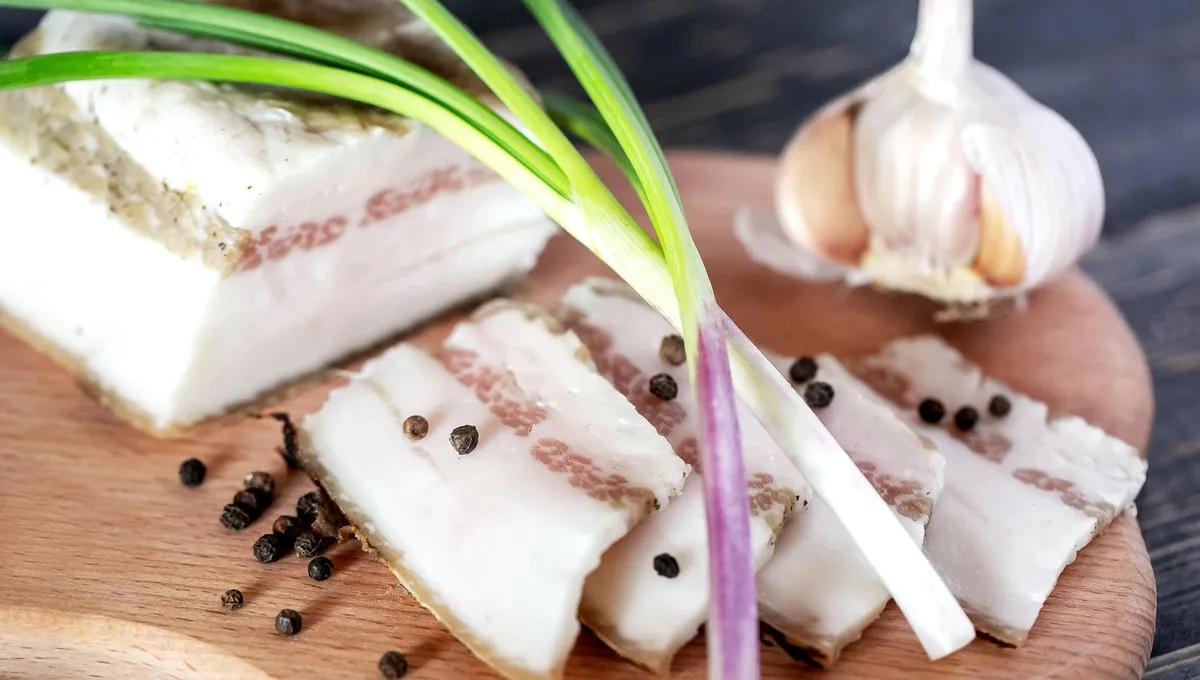 Не выбрасывайте жесткое сало! Обновить продукт поможет старый, проверенный трюк с луковой шелухой