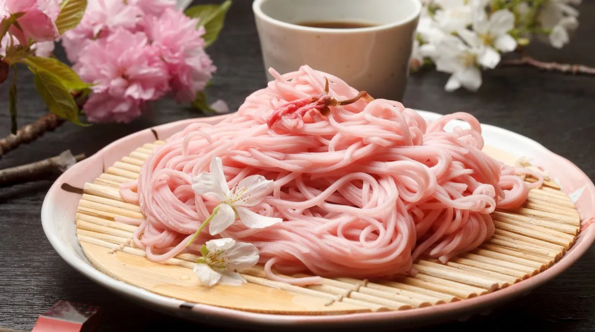 Туристы в шоке: японское блюдо с лепестками сакуры «взрывает» вкусовые рецепторы