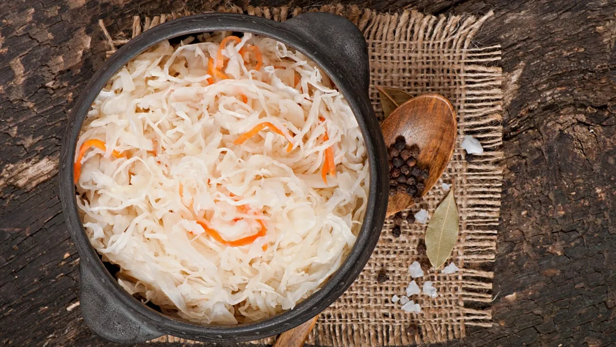 Пересоленную квашеную капусту спасет этот продукт: речь не о сахаре