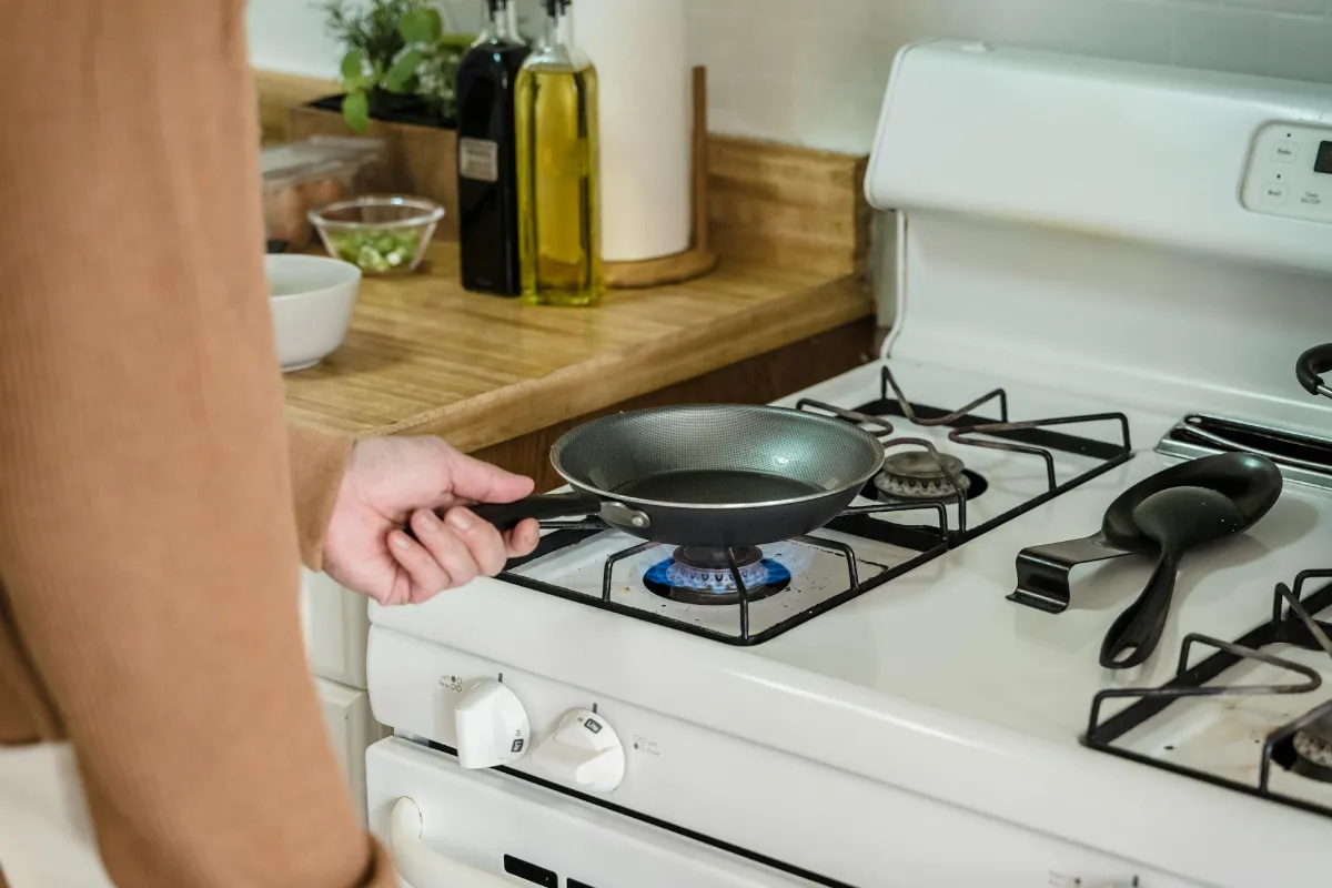 Зубную пасту скупаю коробками: вот как отмываю почерневшие сковородки до блеска — вековой нагар тает, как снег весной