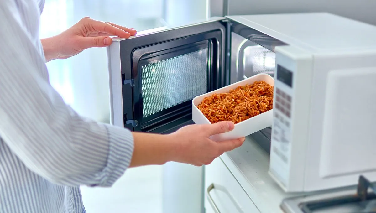 Об этом знают лишь единицы: какие блюда и продукты на самом деле нельзя разогревать в микроволновке