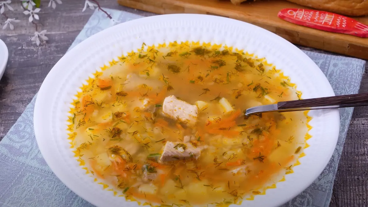 На редкость ароматную уху сделаете из консервов: на вкус, как из свежей горбуши