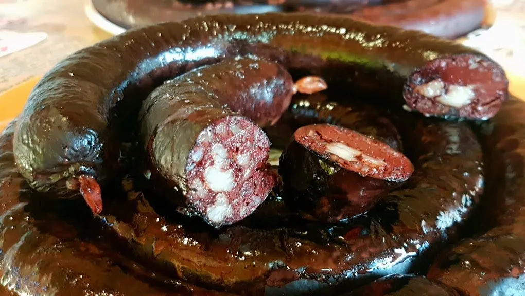 Сыр с клещами и сало с яблоками: восемь немецких блюд, от которых кровь стынет в жилах