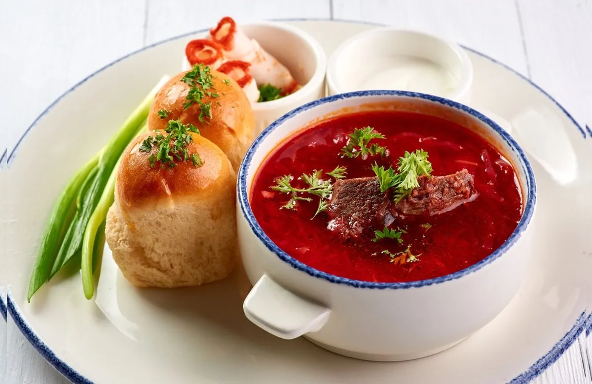 Пышные и с хрустящей корочкой: повар поделился рецептом ароматной закуски к борщу