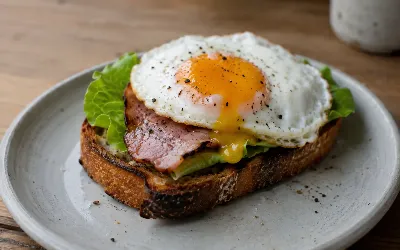 Сытнее каши и вкуснее хлопьев — готовим утренний бутерброд с ветчиной и яичницей за 10 минут