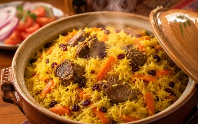 Ароматный, с насыщенным золотым цветом: плов — это не просто рис, а целая культура готовки: рецепт в домашней кастрюле