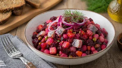 Пикантный винегрет с селедкой: рецепт для тех, кто любит яркие вкусы. Овощи плюс соленая рыба — гармония, проверенная временем