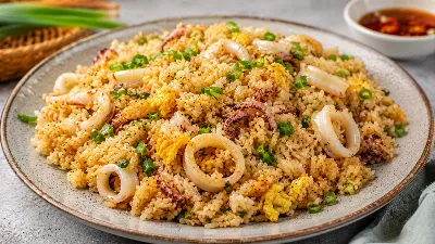 Рис, кальмары и яйцо — три ингредиента для идеального ужина. Готовим вкусный жареный рис по‑азиатски: просто, сытно и ярко