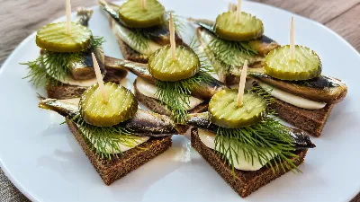 Закуска‑молния: канапе со шпротами и огурцами. Яркое сочетание вкусов, минимум усилий — идеальный выбор для внезапных гостей