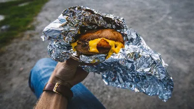 Фольга или пленка: пищевой технолог объяснила, в чем лучше хранить продукты