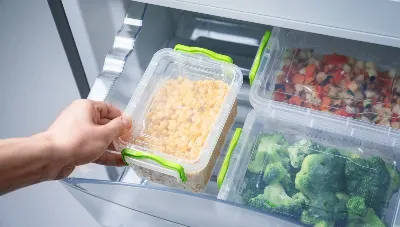 Знают лишь единицы: какие необычные продукты на самом деле можно хранить в морозилке