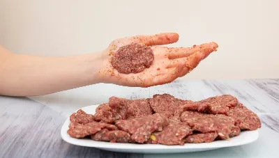 Что сделать с покупным фаршем, чтобы улучшить вкус котлет: опытные хозяйки делятся хитростями