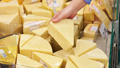 Раскрошится и потемнеет: как быстро отличить настоящий сыр от подделки