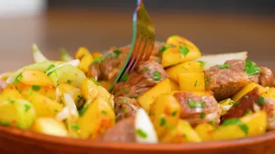 Мясо по этому рецепту получится в разы вкуснее шашлыка: готовится прямо на сковороде