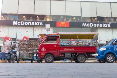 В Великобритании банда в балаклавах напала на McDonald's