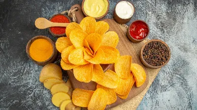 Домашние чипсы сделаете за пару минут: нужны картофель и микроволновка
