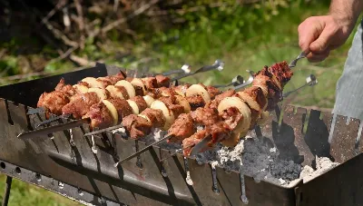 Сметут в одно мгновение: вкуснейший и безвредный маринад для шашлыка на майские