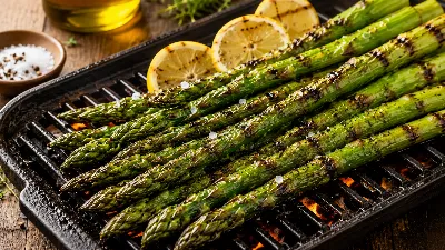 Спаржа на гриле: витаминный хит для тех, кто ценит и пользу, и вкус! Нежные стебли, пряные нотки и цитрусовая искра — идеальный баланс