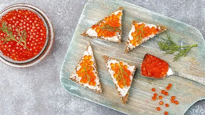 Замените хлеб в бутербродах с икрой на этот продукт: закуске не будет равных