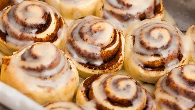 Дешевле и вкуснее, чем в любой кофейне: как приготовить нежнейшие булочки «Синнабон» дома
